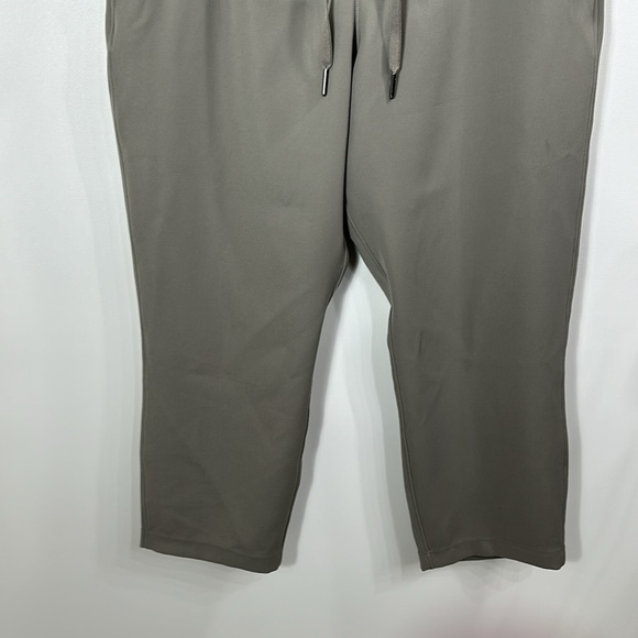 Lululemon Women’s Grey Crop Pants size 8 - Picture 3 of 8